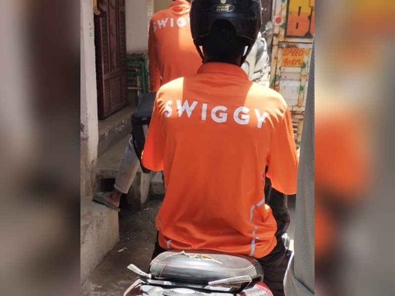 त्योहारों की मांग का हवाला देते हुए स्विगी ने प्लेटफॉर्म फी बढ़ाकर 14 रुपए की