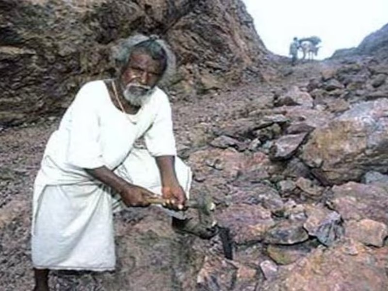 पहाड़ को चुनौती देने वाले दशरथ मांझी, एक प्रेम और संकल्प की अमर गाथा