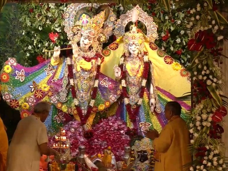 नंद के घर 'आनंद' बन आए कान्हा, कृष्ण मंदिरों में उमड़ा आस्था का जनसैलाब