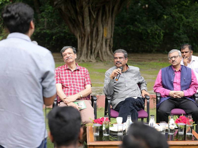 हमारे आईआईटी संस्थान 'आत्मनिर्भर भारत' की आधारशिला बनेंगे : धर्मेंद्र प्रधान