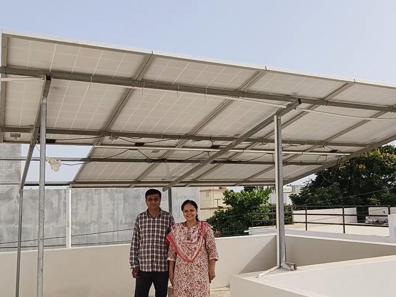 गुजरात: पीएम सूर्य घर योजना से लोगों को मिल रहा लाभ, घर की छतों पर लगा रहे सौर ऊर्जा