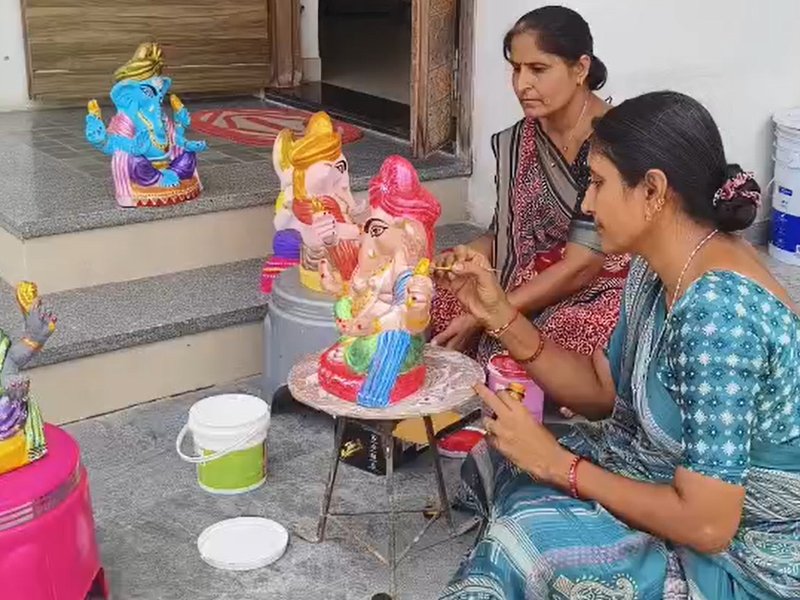 गुजरात : साबरकांठा में सखी मंडल की महिलाएं बना रहीं ईको फ्रेंडली गणपति