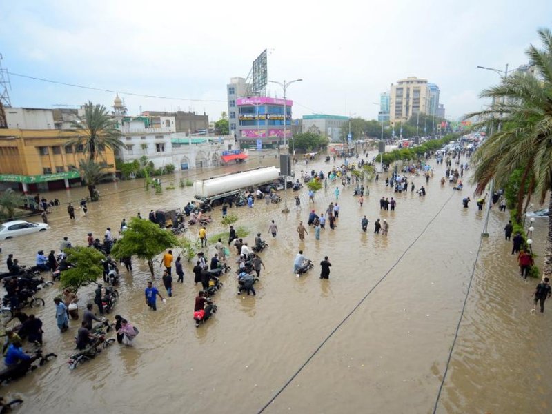 पाकिस्तान के सिंध में भारी बारिश से बढ़ी मुश्किलें, बिजली कटौती और जलभराव से जूझ रही बड़ी आबादी