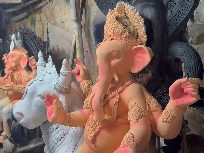 प्रयागराज : गण‍पति की मूर्ति को अंतिम रूप देने में जुटे मूर्तिकार