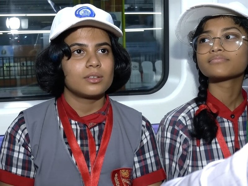 पीएम मोदी ने कोलकाता मेट्रो में किया सफर, छात्रों से की दिल खोलकर बात