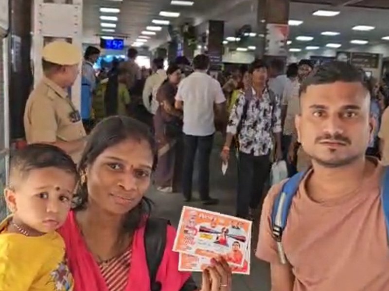 ‘मोदी एक्सप्रेस’ में मिली कंफर्म टिकट से खिले यात्रियों के चेहरे 