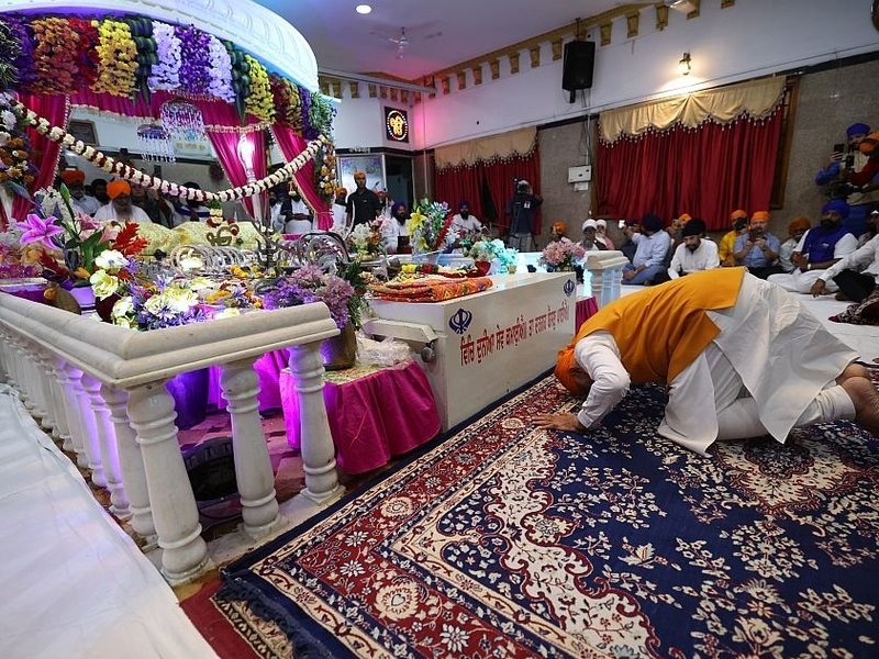 हम सदैव श्री गुरु ग्रंथ साहिब जी के दिखाए गए ज्ञान के मार्ग पर चलें : पीएम मोदी 