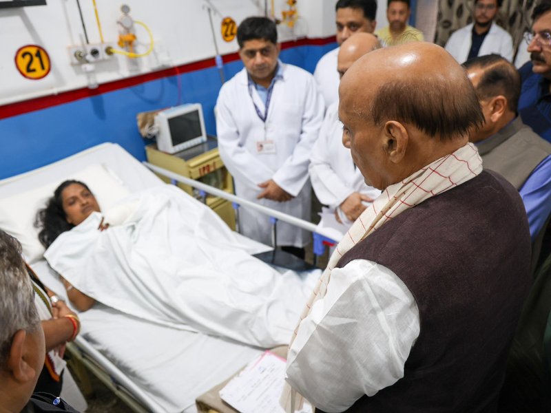 किश्तवाड़ आपदा : रक्षा मंत्री राजनाथ सिंह ने घायलों से मिले, कहा-पीएम मोदी घटना को लेकर चिंतित