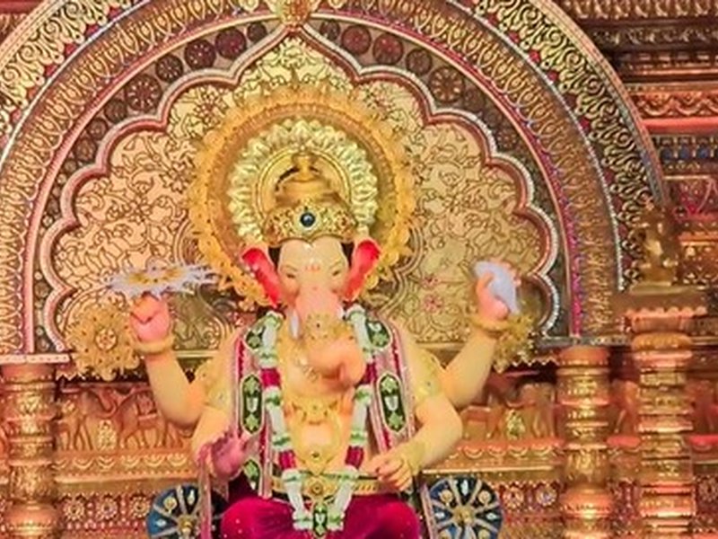 मुंबई में लालबागचा राजा की पहली झलक, हाथ में चक्र, सिर पर मुकुट और बैंगनी धोती... 
