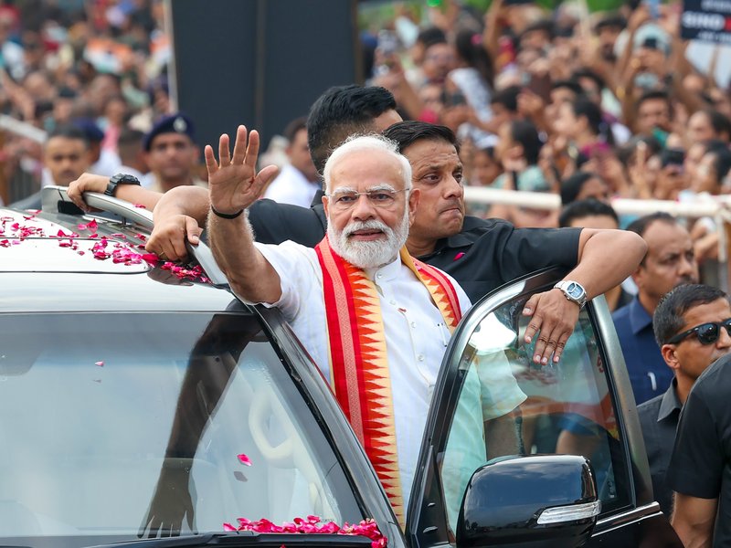 'ई-विटारा' को हरी झंडी दिखाने से पहले पीएम मोदी बोले- यह आत्मनिर्भरता और हरित गतिशीलता की दिशा में अहम