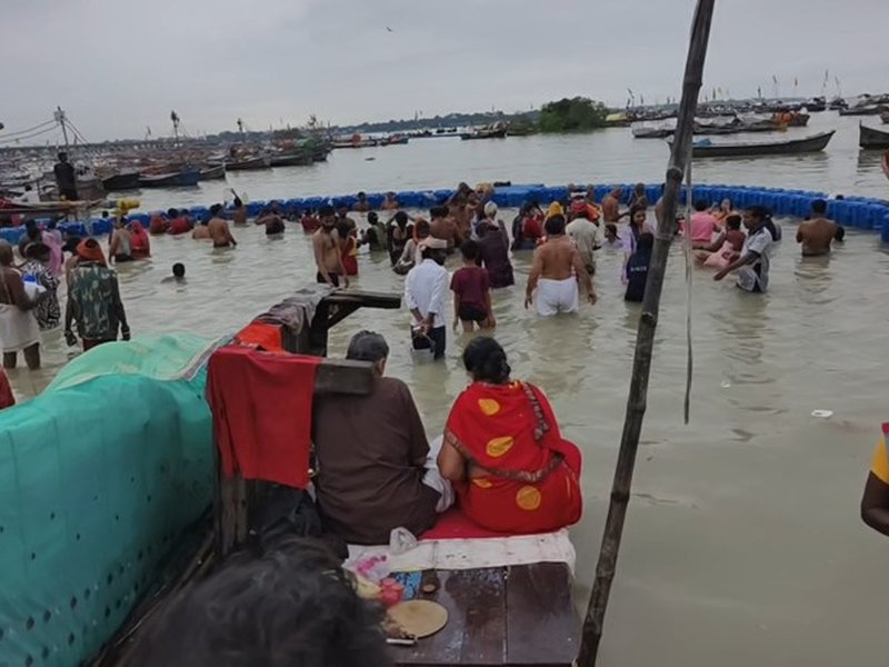 हरतालिका तीज : पावन पर्व पर संगम में महिलाओं ने लगाई आस्था की डुबकी