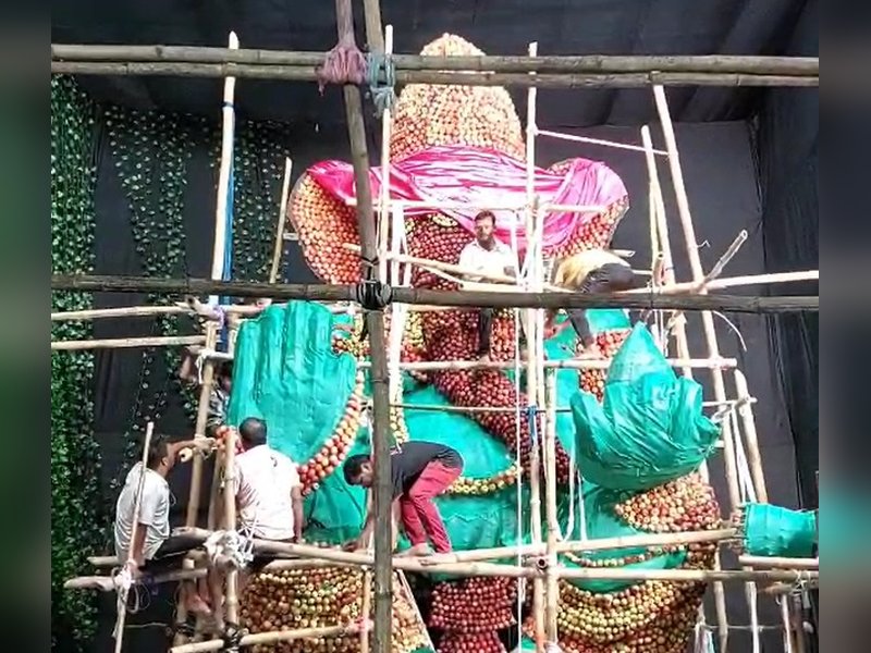 ओडिशा : संबलपुर में नटराज क्लब की गोल्डन जुबली पर 26 फुट ऊंची सेब की गणेश मूर्ति बनाई गई