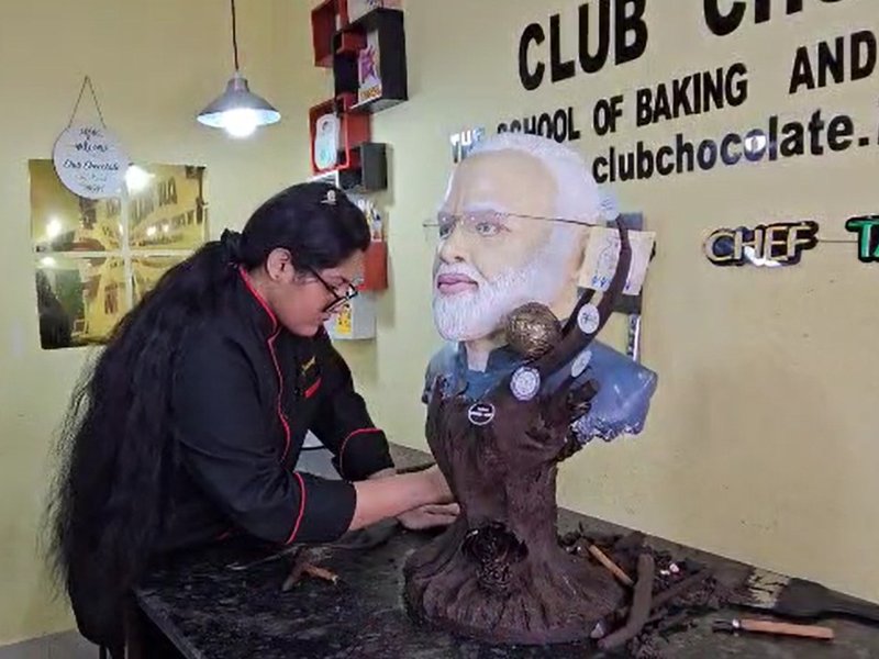 ओडिशा : क्लब चॉकलेट ने प्रधानमंत्री मोदी की भारत की पहली चॉकलेट मूर्ति बनाई