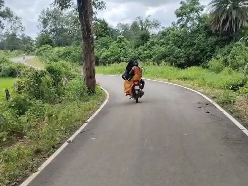 छत्तीसगढ़ : प्रधानमंत्री ग्राम सड़क योजना ने बदली कमार जनजाति की जिंदगी, कच्‍चे रास्‍तों से मिली निजात