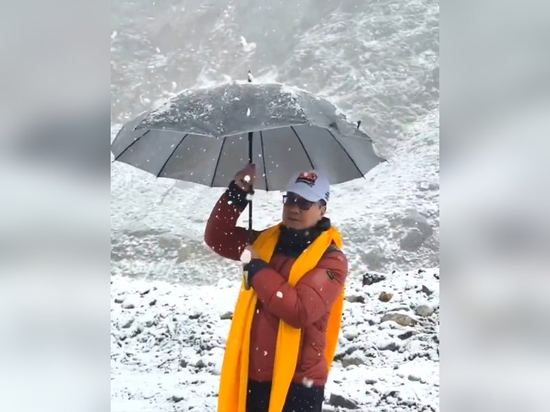 लद्दाख में बर्फबारी का लुत्फ उठाते नजर आए किरेन रिजिजू, लोगों से सुरु घाटी घूमने की अपील