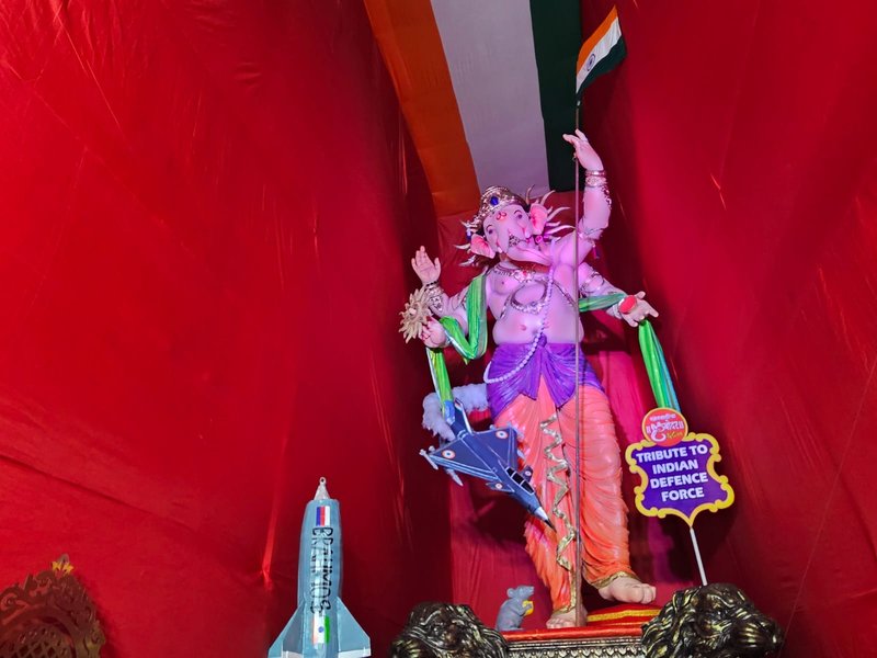 मुंबई : खेतवाडी में 'ऑपरेशन सिंदूर' थीम पर सजा गणपति पंडाल, देशभक्ति की अद्भुत झलक