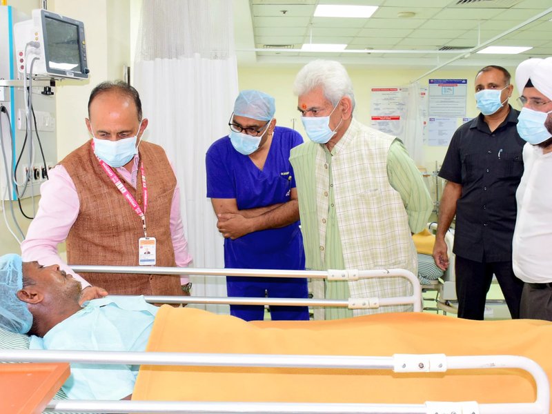 कटरा भूस्खलन : एलजी मनोज सिन्हा ने अस्पताल में घायलों से की मुलाकात, बेहतर इलाज के लिए दिए निर्देश