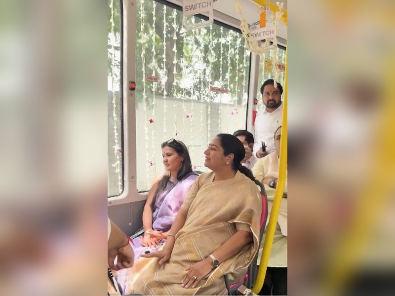 कॉलेज, दोस्ती और गिटार... देशभक्ति गीत गाते हुए दिल्ली सीएम रेखा गुप्ता ने छात्रों के साथ किया बस में सफर