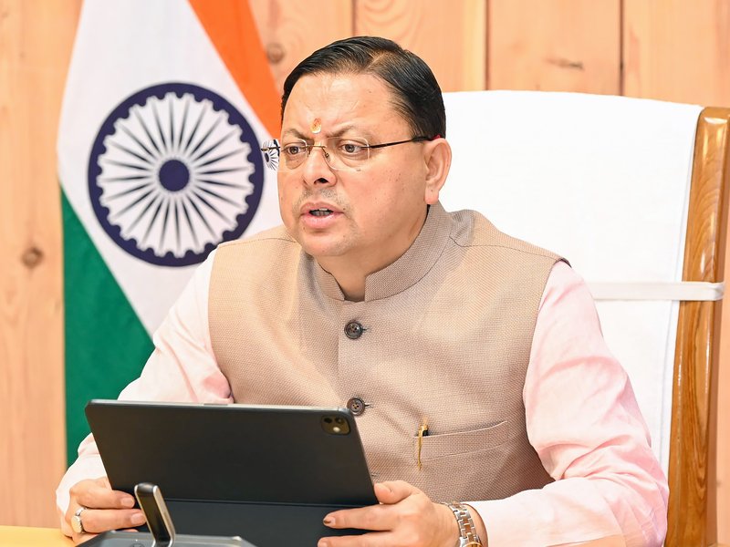 सीएम धामी ने अधिकारियों संग की बैठक, बोले, आपदा प्रभावितों के साथ भावनाओं एवं संवेदनाओं से भी जुड़े हैं