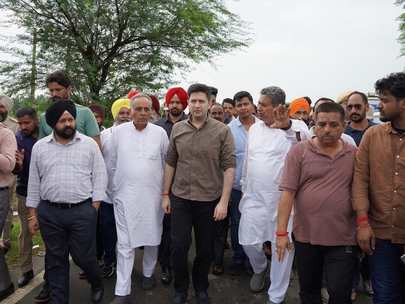 पंजाब : आप सांसद राघव चड्ढा ने बाढ़ प्रभावित गुरदासपुर और दीनानगर का दौरा किया