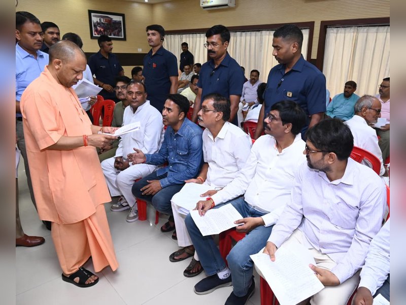 वाराणसी में सीएम योगी का पहला 'जनता दरबार', सुनी लोगों को शिकायतें