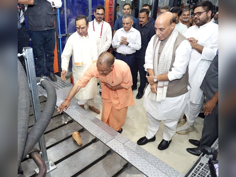नोएडा में रक्षा मंत्री राजनाथ सिंह और सीएम योगी आदित्यनाथ ने ड्रोन मैन्युफैक्चरिंग यूनिट का किया लोकार्पण