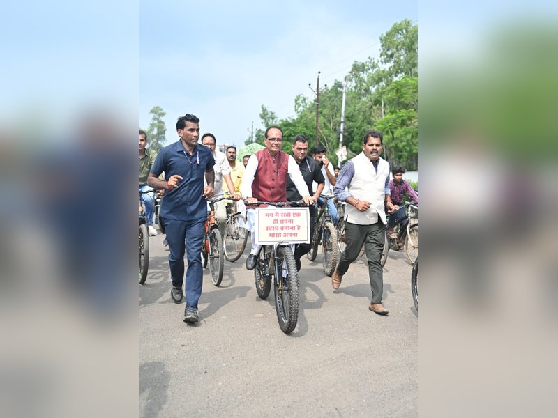 शिवराज सिंह चौहान ने दो किमी तक चलाई साइकिल, भारत को स्वस्थ बनाने का दिया संदेश