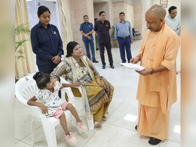 जनता दर्शन में सीएम योगी ने सुनी फरियादें, नन्ही मायरा को एडमिशन कराने का दिया भरोसा