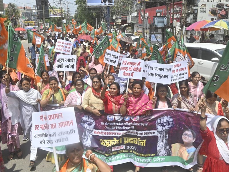 रांची में भाजपा महिला कार्यकर्ताओं का प्रदर्शन, कांग्रेस ऑफिस घेरने की कोशिश
