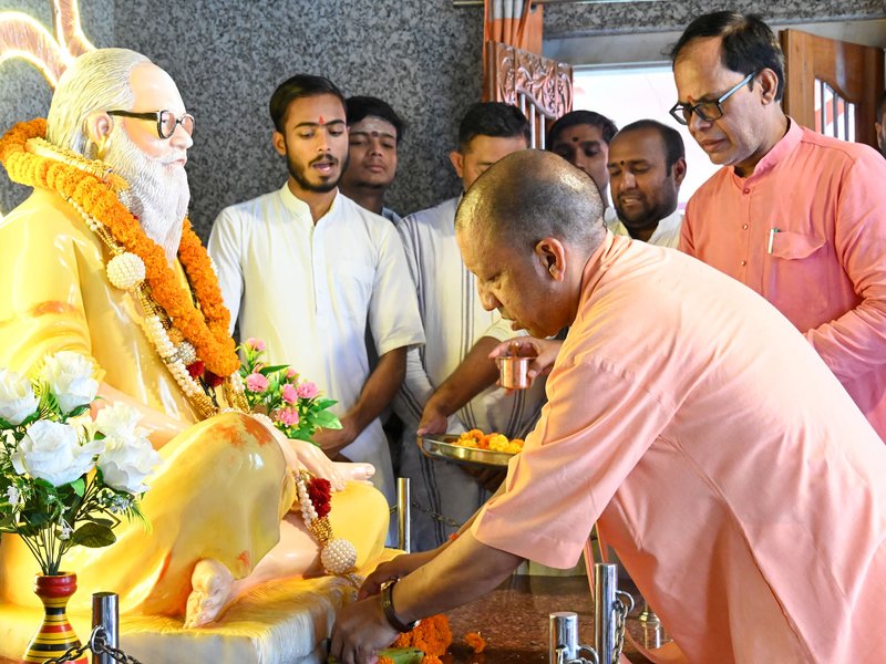 दलित के घर भोजन से लेकर राम मंदिर आंदोलन तक, ऐसा था सीएम योगी के गुरु अवेद्यनाथ का जीवन