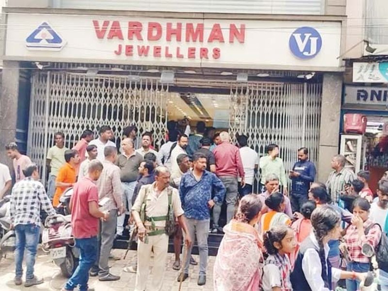 जमशेदपुर में दिनदहाड़े ज्वेलरी शॉप में लूट, दुकान मालिक को पीटकर घायल किया