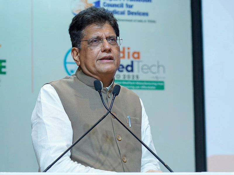 वैश्विक अनिश्चितता के बीच पीयूष गोयल ने निर्यातकों से स्थानीय उत्पादों को प्राथमिकता देने की अपील की 