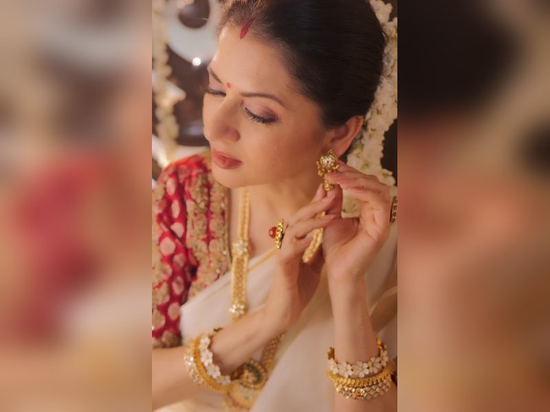 पारंपरिक साड़ी और गहनों में लदी नजर आईं भाग्यश्री, रेखा के गाने पर दिए शानदार पोज 