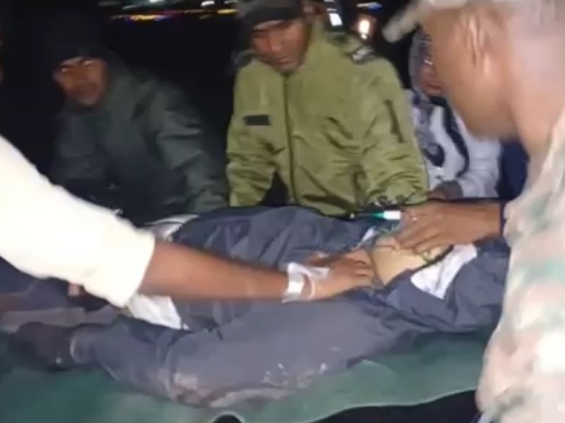 लद्दाख : 17,000 फीट की बर्फीली चोटी पर फंसे विदेशी नागरिक, सेना ने बचाया