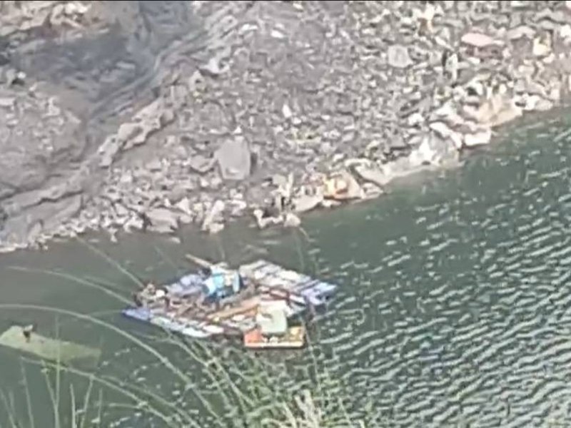 धनबाद में भू-धंसान से बड़ा हादसा, छह मजदूरों को लेकर जा रही सर्विस वैन 300 फीट गहरी खाई में गिरी