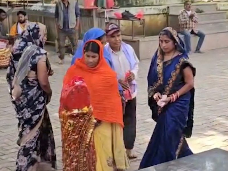 चंद्र ग्रहण से पहले मां महामाया मंदिर में पूजा-पाठ के लिए उमड़े श्रद्धालु, 12 बजे बंद होंगे पट
