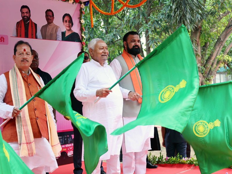 बिहार के मुख्यमंत्री नीतीश कुमार ने महिलाओं को दिया तोहफा, 80 पिंक बस सेवा शुरू