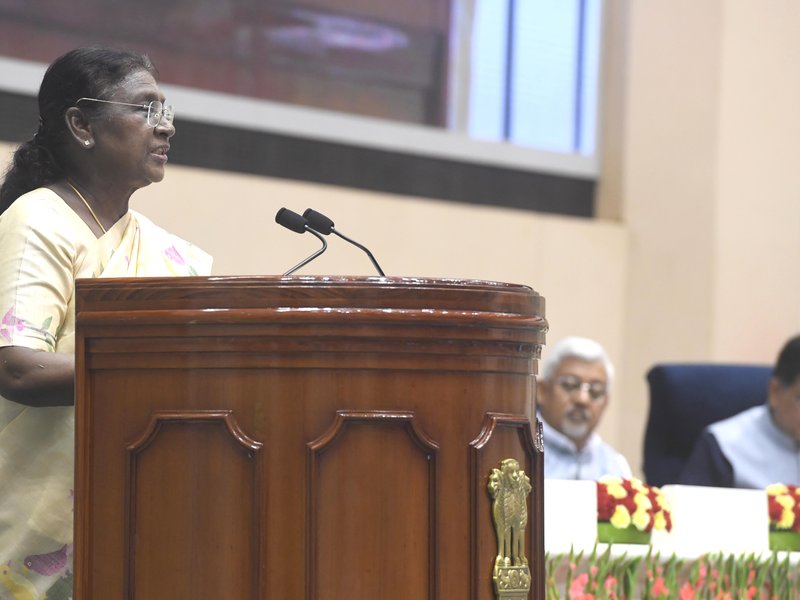 'राष्ट्र प्रथम' की भावना से भारत की अर्थव्यवस्था को निरंतर मजबूत बनाने के लिए कार्य करें : राष्ट्रपति मुर्मू