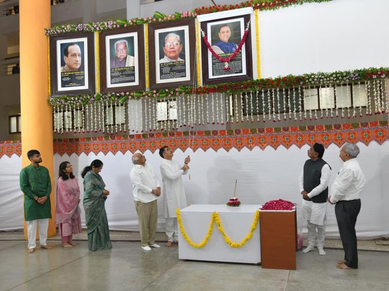 सीएम भूपेंद्र पटेल और स्पीकर शंकर चौधरी ने विजय रूपाणी के चित्र का किया अनावरण