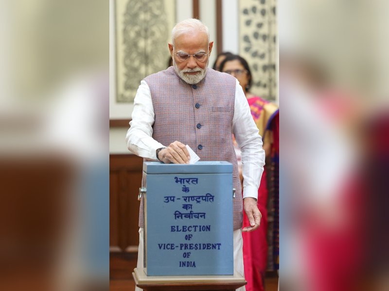 उपराष्ट्रपति चुनाव में पीएम मोदी ने डाला पहला वोट, एनडीए ने किया जीत का दावा