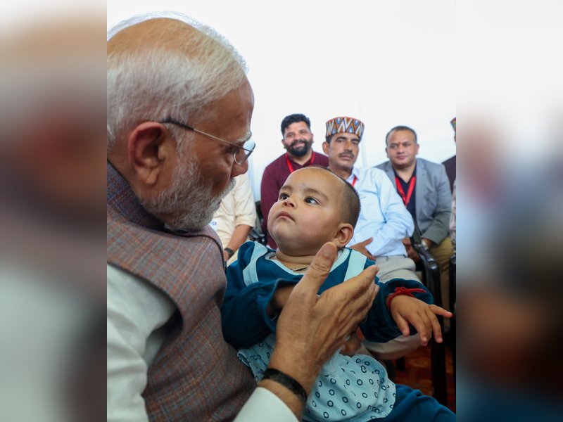 प्रधानमंत्री मोदी का हिमाचल दौरा, त्रासदी में अनाथ हुई 11 महीने की नीतिका से मिले