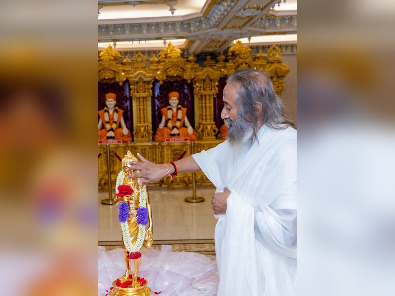 'आर्ट ऑफ लिविंग' के प्रणेता श्री श्री रविशंकर का मुंबई बीएपीएस स्वामीनारायण मंदिर में दिव्य आगमन
