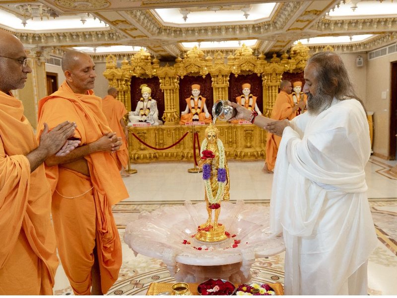 'आर्ट ऑफ लिविंग' के प्रणेता श्री श्री रविशंकर का मुंबई बीएपीएस स्वामीनारायण मंदिर में दिव्य आगमन