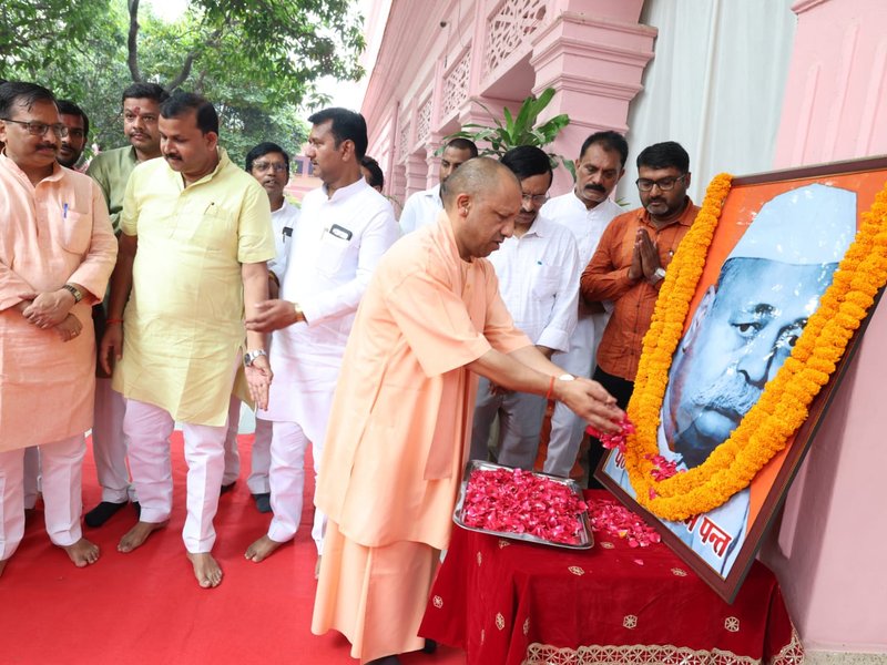 सीएम योगी ने यूपी के पहले मुख्यमंत्री पंडित गोविंद वल्लभ पंत को 138वीं जयंती पर श्रद्धांजलि दी