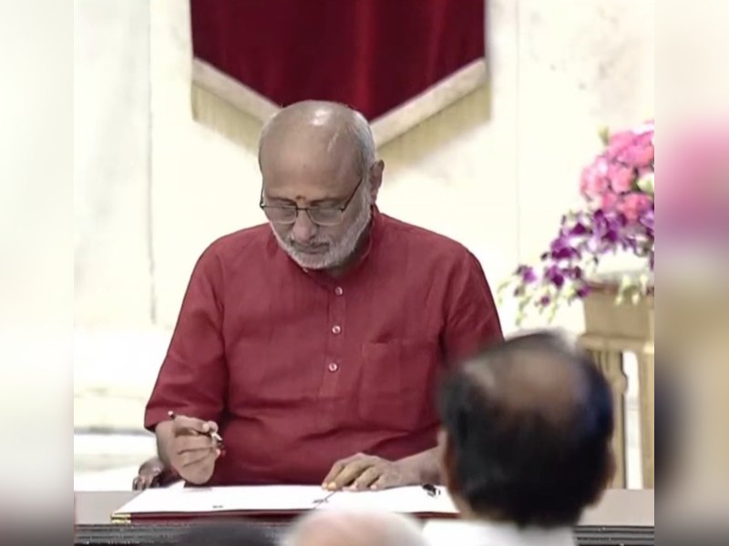 सीपी राधाकृष्णन बने भारत के 15वें उपराष्ट्रपति, राष्ट्रपति मुर्मू ने पद की शपथ दिलाई