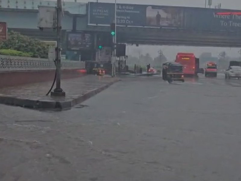 मुंबई में लगातार बारिश,मौसम विभाग ने जारी किया ऑरेंज अलर्ट, रेलवे ट्रैकों पर भरा पानी 