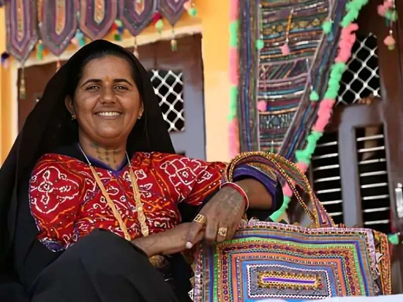 पाबीबेन रबारी सैकड़ों महिलाओं को दे रहीं रोजगार, कच्छ की हस्तकला को अंतरराष्ट्रीय स्तर पर दिलाई ख्याति