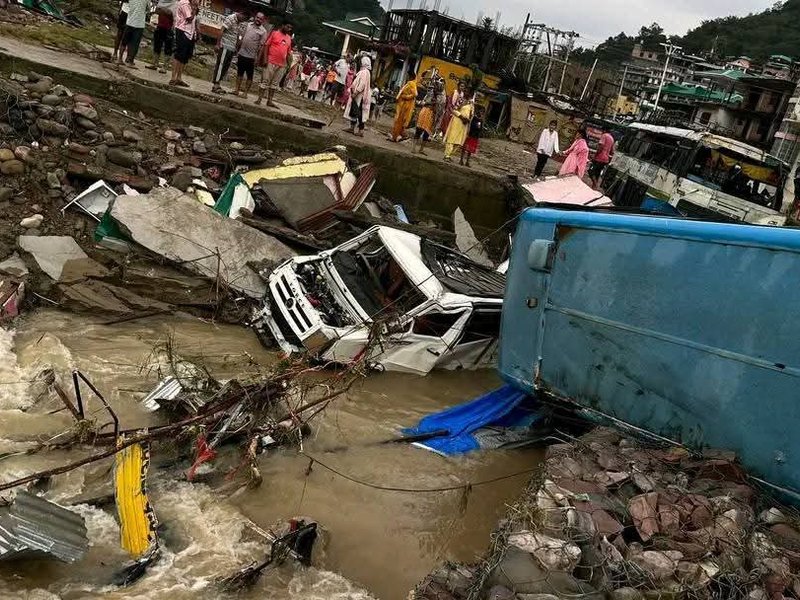 हिमाचल प्रदेश के मंडी जिले में भारी बारिश से तबाही, कई गाड़ियां पानी में बही