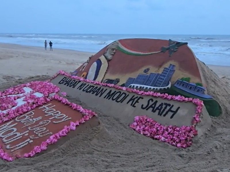 पुरी: सुदर्शन पटनायक ने पीएम मोदी के 75वें जन्मदिन पर 750 फूलों से बनाया शानदार सैंड आर्ट