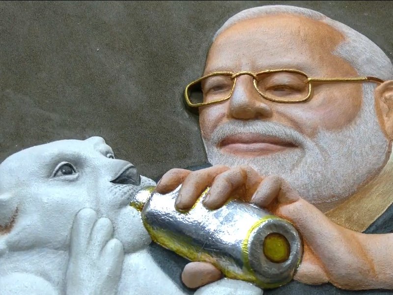 दिल्ली के चित्रकार ने गोबर से बनाई पीएम मोदी की अनूठी पेंटिंग, जन्मदिन पर जीता दिल